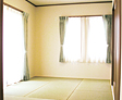 <span class='green'>わが家のリゾート</span><br />
                                        リビングと連なる和室には縁無の畳でモダン和室を演出。<br />
                                        来客時は扉を開放し、大広間として活躍します。