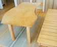トチ（栃）のテーブルです。あえて原板のカタチをそのままに加工しました。<br>赤松のベンチも職人さん手作りです！！あったかい食卓ですね！！

